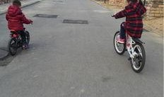 娱乐吃瓜酱骑车摔倒